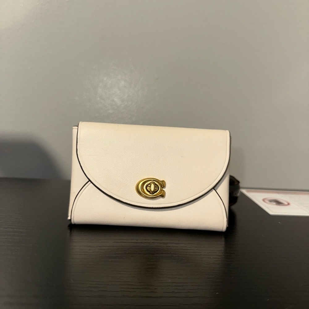 Coach Complimentary Turnlock Card Case Brass/Chalk